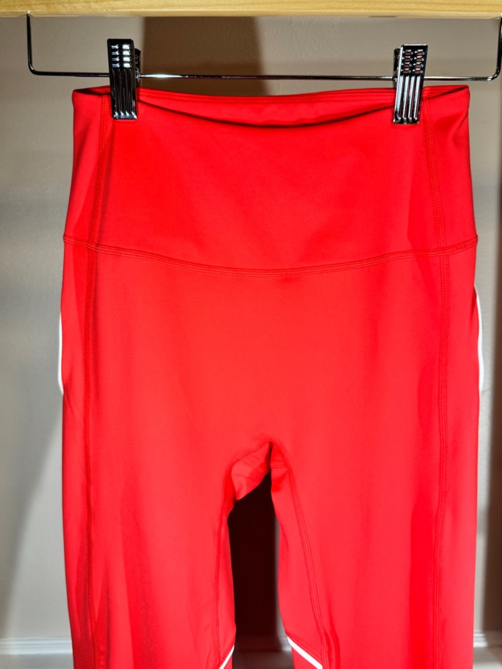 High-Rise Red Heart-Detail Leggings - Picture 3 of 4